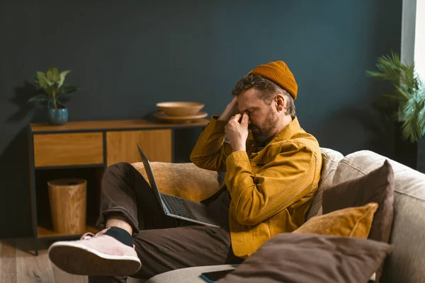 Pria Yang Sedih Dan Lelah Digambarkan Duduk Sofa Rumah Merasa — Stok Foto