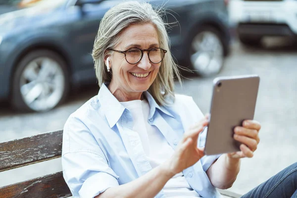 技术与老年人日常生活的结合 以及他们保持联系和从事数字通信的能力 快乐的老太太享受着平板电脑上的在线对话 — 图库照片
