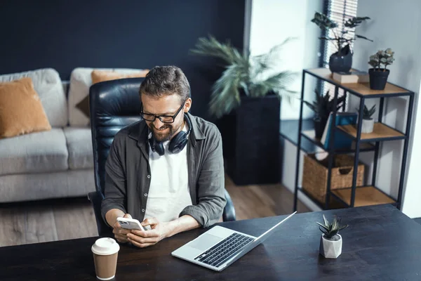 집에서 일하는 개념이고 남자가 노트북으로 일하는 특징입니다 사무실 환경에서 수있는 — 스톡 사진