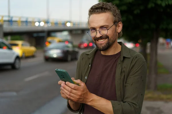 Щасливий Клієнт Замовляє Таксі Посмішкою Обличчі Людина Використовує Телефон Щоб — стокове фото