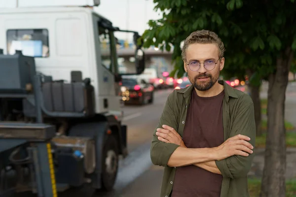 Depresivní Muž Zkříženýma Rukama Pozadí Kamionu Symbolizující Koncept Nelegálního Parkování — Stock fotografie