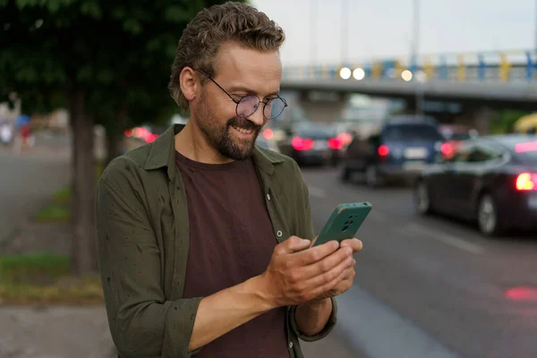 Чоловік Використовує Телефон Вечірній Вулиці Міста Імовірно Щоб Викликати Таксиста — стокове фото