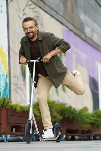 Leuk Gelukkig Leven Als Een Glimlachende Man Rijdt Een Scooter — Stockfoto