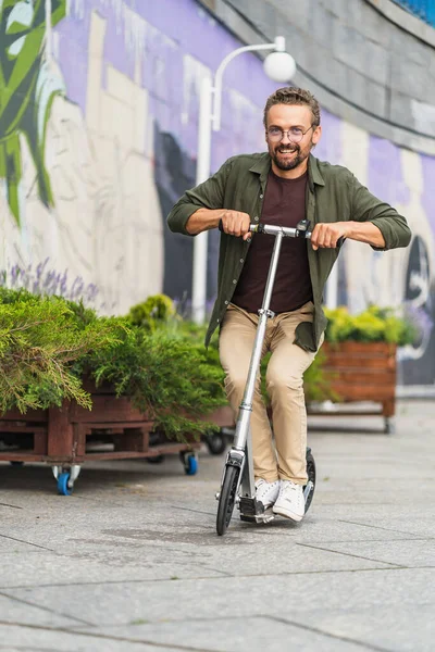 Motosikletli Bir Adam Büyük Tekerlekli Scooterıyla Dublörlük Yapıyor Yakışıklı Kendinden — Stok fotoğraf