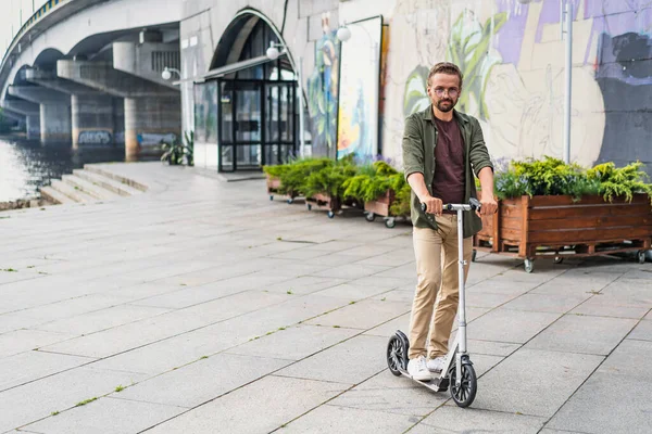 Hombre Montando Scooter Mientras Viaja Casa Desde Trabajo Concepto Nuevo — Foto de Stock