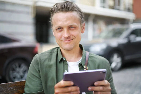 Tekst Besked Koncept Som Mand Smiler Mens Holder Tablet Bænken - Stock-foto