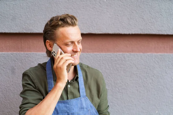 Працівник Ресторану Отримує Дзвінок Від Клієнта Мобільний Телефон Орієнтацією Комунікацію — стокове фото