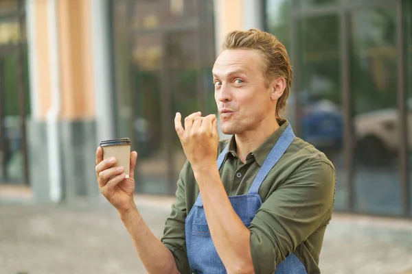 Kellner Präsentiert Köstliche Und Leckere Tasse Kaffee Pappbecher Mit Einem — Stockfoto