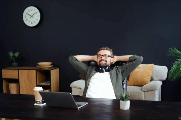 Yorgun Adam Ofis Sandalyesinde Hak Ettiği Molayı Alıyor Uzun Bir — Stok fotoğraf
