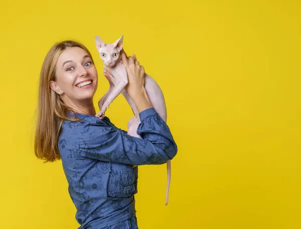 Wanita Berbagi Saat Saat Mengharukan Dengan Kucing Tercinta Dan Menciumnya — Stok Foto