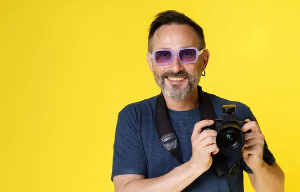 Happy Fotografer Antusias Tersenyum Dengan Gembira Sambil Memegang Kamera Mirrorless — Stok Foto