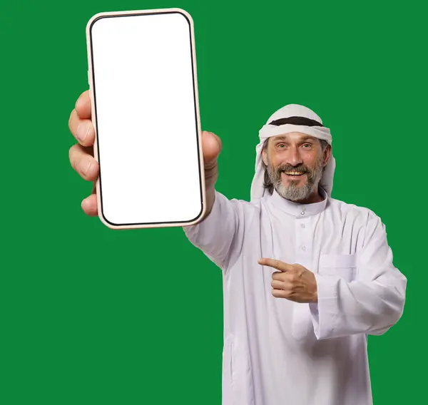 Pria Arab Tersenyum Dan Menampilkan Ponsel Dengan Tampilan Putih Kosong — Stok Foto
