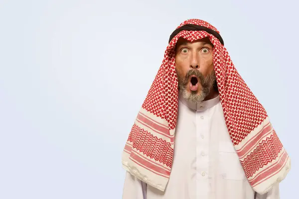 Pria Arab Dalam Keffiyeh Menampilkan Ekspresi Dengan Shock Kejutan Dan Stok Gambar Bebas Royalti