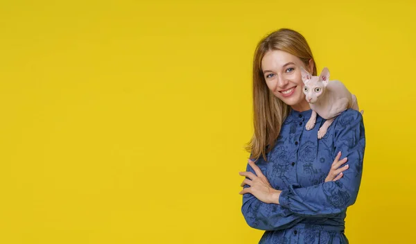 Wanita Pirang Tersenyum Menunjukkan Ikatan Yang Unik Dengan Kucing Mesir — Stok Foto
