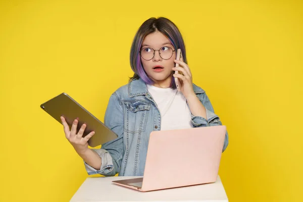 Busca Por Informações Mundo Moderno Menina Utiliza Laptop Tablet Telefone — Fotografia de Stock