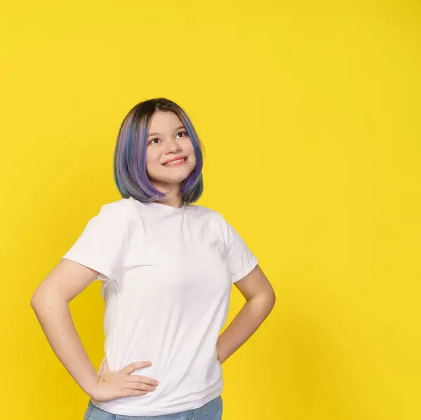Glückliches Asiatisches Teenager Mädchen Weißes Hemd Gekleidet Isoliertes Porträt Auf — Stockfoto