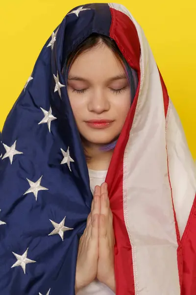 Gadis Remaja Muslim Asia Menggunakan Bendera Amerika Sebagai Hijab Menggabungkan — Stok Foto