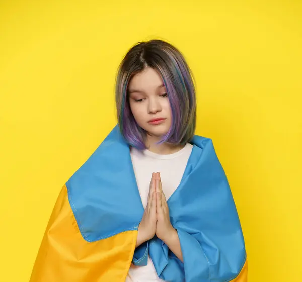 Girl Covers Herself Ukrainian Flag Prays Quick Peace Agreement Ukraina — Stok Foto
