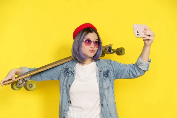 Trendy Teenager Casual Wear Captures Selfie Longboard Skateboard Showcasing Blend — Stok Foto