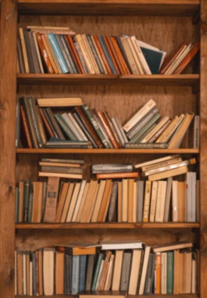 书架上塞满了旧书 古色古香和古老文学的怀旧魅力 弱化的书脊和年代久远的书页 唤起了历史和文学遗产的感觉 垂直特写镜头 — 图库照片