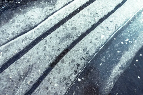 겨울과 성격을 반영하는 짜임새의 평행선을 얼음의 표면의 추상적인 이미지 품질의 스톡 사진