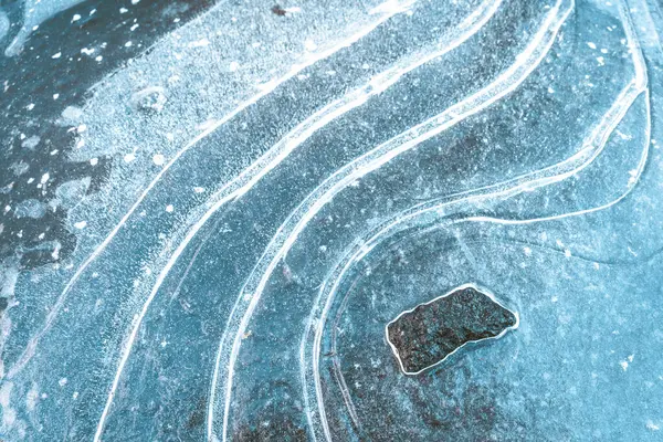 Олов Яна Кришка Лежить Поверхні Води Характерним Візерунком Паралельних Білих Стокове Фото