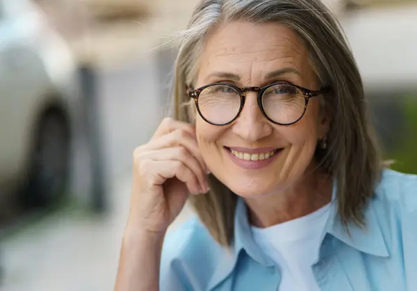 Een Oudere Vrouw Met Een Bril Een Blauw Shirt Rechtenvrije Stockfoto's