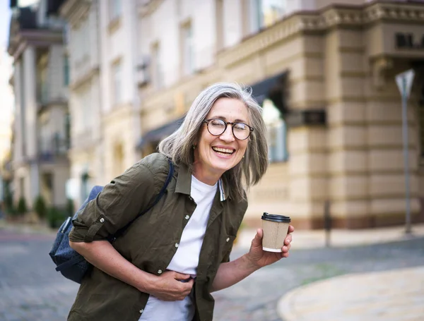 Uma Mulher Usando Óculos Segura Uma Xícara Café Mão Fotos De Bancos De Imagens