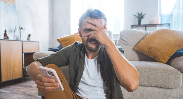 Hombre Sentado Sofá Sosteniendo Teléfono Celular Fotos De Stock Sin Royalties Gratis