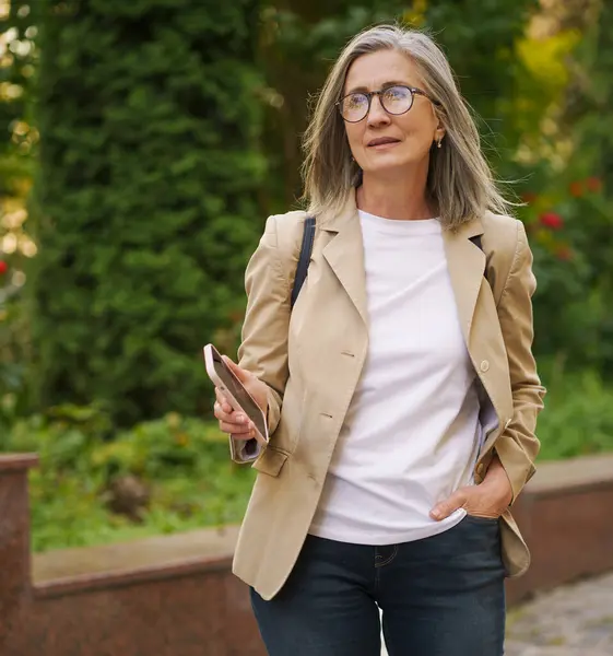 Eine Frau Mit Brille Trägt Einen Braunen Blazer lizenzfreie Stockfotos