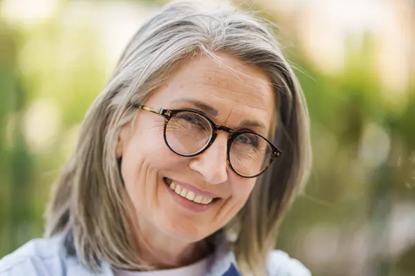 Eine Ältere Frau Mit Brille Lächelt Direkt Die Kamera Stockfoto