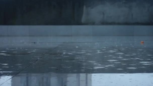 Капли Дождя Падают Городской Асфальт Дождливое Настроение Копирайтом — стоковое видео