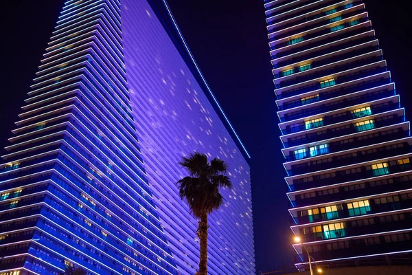 巴统的霓虹灯之夜带有棕榈树的摩天大楼 — 图库照片#