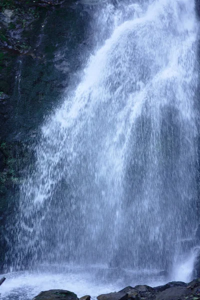 夕暮れ時に青でトーンの大きな滝の一部 — ストック写真