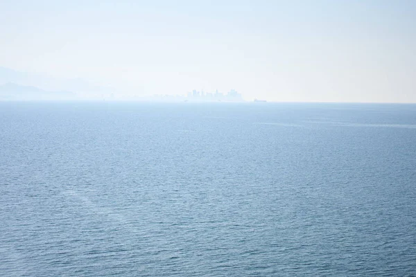 霞の中の水平線に都市と海のパノラマビュー — ストック写真