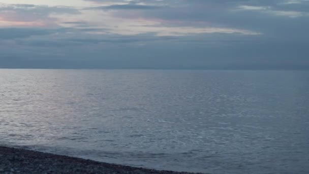 夕暮れ時の海の海岸線 落ち着いた雰囲気 — ストック動画