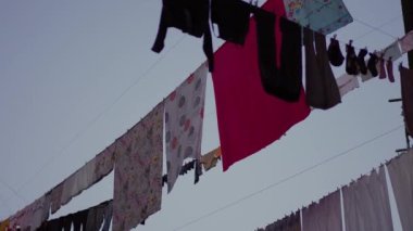Sokakta giysileri kurutmak. Yoksulluk konsepti.