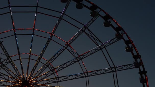 Night Shot Illuminated Ferris Wheel — Stock video