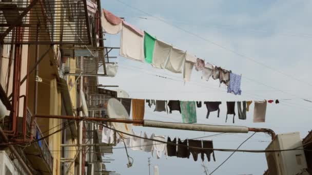 Одежда Высыхает Улице Поветрия Гетто — стоковое видео