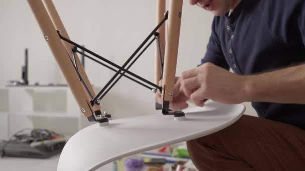 Yeni Dairede Sandalyeyi Monte Eden Adamın Düşük Açılı Görüntüsü — Stok video