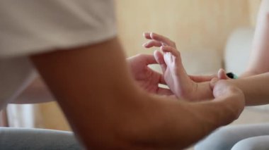 Manüel terapistin, kadınların elini kontrol edişinin dörtte biri.