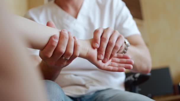 Ręczna Terapeutka Masująca Dłonie Kobiet — Wideo stockowe