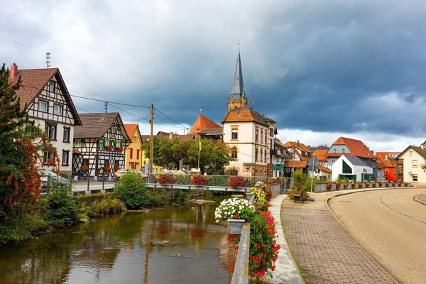 Gün Batımında Küçük Sevimli Alman Kasabası Parlak Çiçekler Küçük Bir — Stok fotoğraf