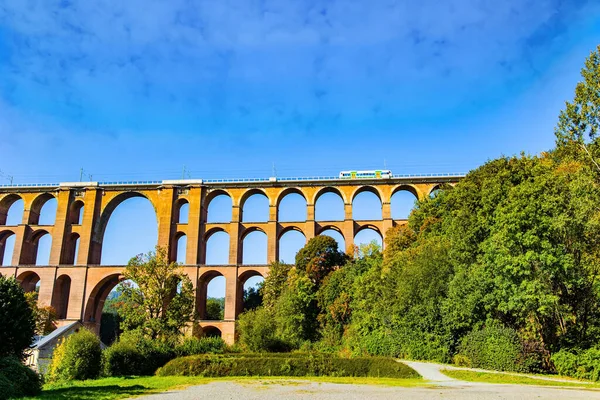 Train Passes Bridge Beautiful Green Park Goltzsch Viaduct World Largest — Stock Photo, Image