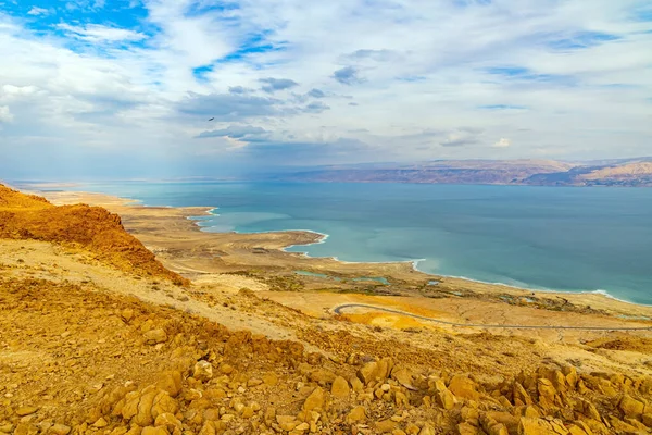 以色列 大自然最大的奇迹是死海 阴云密布的一月天 海面反射云彩 大海对岸的约旦被昏暗的冬日照得发亮 — 图库照片