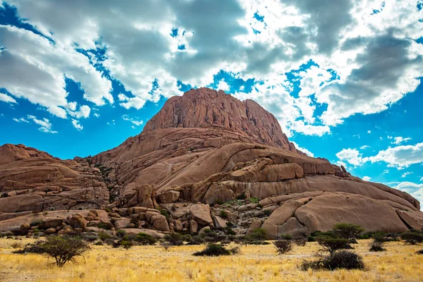 アフリカ ナミビア Spitzkoppeはナミビアの絵のように美しい岩塊です 粗粒花崗岩のSpitzkoppeの赤橙色の石の遺跡 青空に光が差し込む — ストック写真