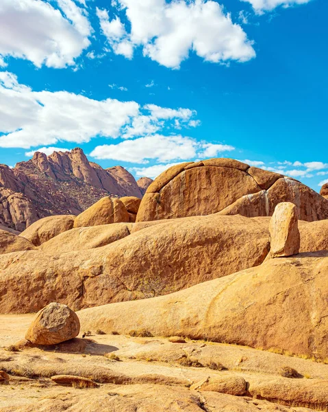 無限のナミビア砂漠の真ん中に巨大な丸みを帯びた岩 異国への冒険的な旅 Spitzkoppeはナミビアの絵のように美しい岩塊です アフリカ ナミビア — ストック写真