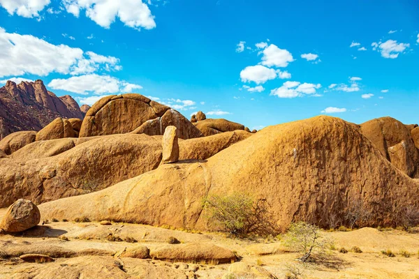 Spitzkoppe是纳米比亚一个风景如画的岩石地块 用粗粒花岗岩制成的石红橙红色矿渣 纳米比亚 — 图库照片