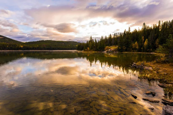 カナダのロッキー山脈 パトリシア湖の上のピンクの日の出 アクティブ 北部と写真観光の概念 — ストック写真