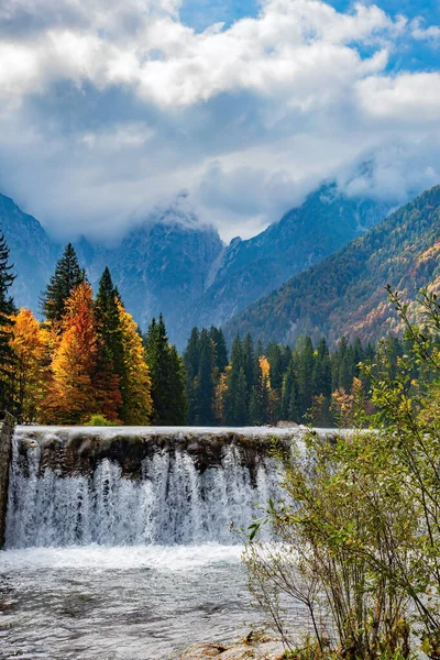 Malebný Vodopád Jezeře Mlhavé Zamračené Podzimní Odpoledne Severní Itálie Mělké — Stock fotografie